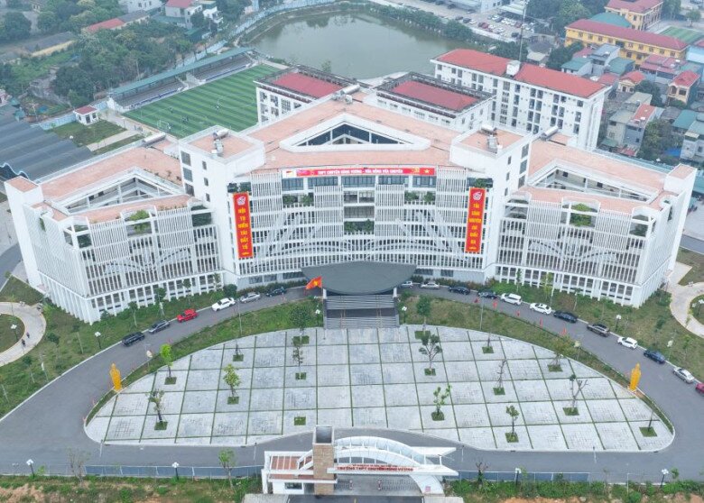 Từ xa nhìn vào, ngôi trường nổi bật với những dãy phòng học với tông màu trắng chủ đạo. Trường có tất cả 10 dãy nhà, trong đó có 6 dãy nhà ba tầng và 4 dãy nhà cấp bốn để phục vụ cho công tác dạy và học.