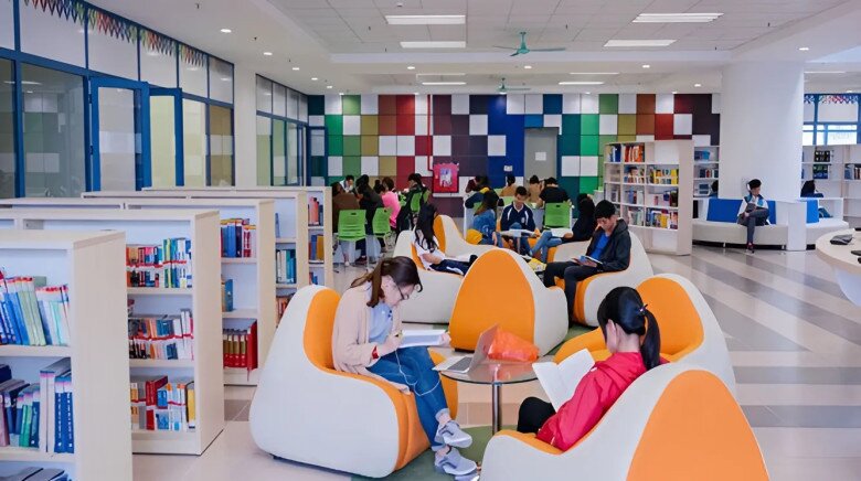 Thư viện được đầu tư về kinh phí để tạo không gian thoải mái, đầy đủ tiện ích và áp dụng công nghệ, máy móc thiết bị tiên tiến phục vụ nhu cầu học tập của sinh viên.