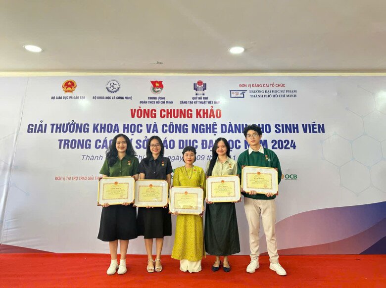 Vừa qua, trong cuộc thi Khoa học và Công nghệ dành cho sinh viên trong cơ sở giáo dục đại học cấp Bộ năm 2024, sinh viên khoa Sư phạm Ngoại ngữ của trường giành được 1 giải Nhất, 1 giải Ba và 1 giải Khuyến khích.