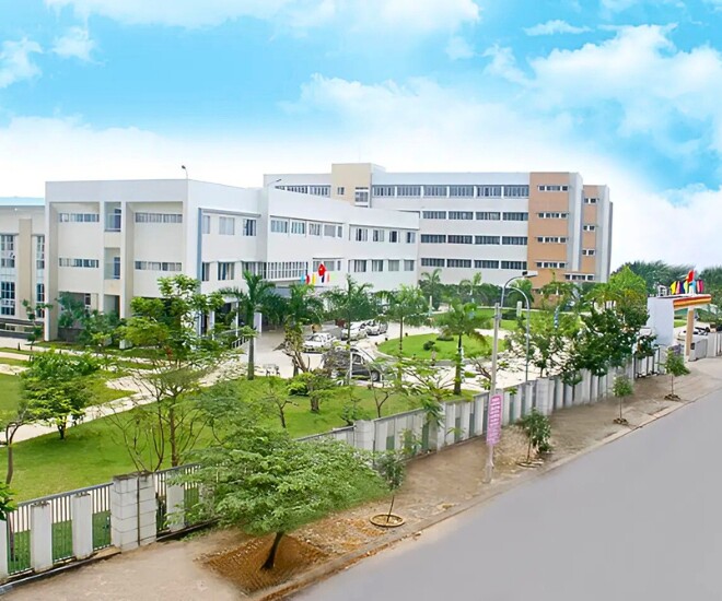 Được xây dựng trên diện tích đất hơn 15.000m2 nên sân trường rộng rãi thích hợp tổ chức hoạt động ngoại khoá. Ngoài ra, cơ sở vật chất hiện đại, nâng cấp qua từng năm đáp ứng nhu cầu học tập của sinh viên.