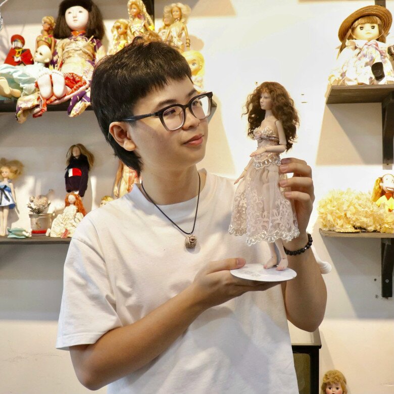 Bí quyết để thuyết phục phụ huynh của Đa chính là đôi bàn tay khéo léo, cùng sự cần mẫn, tỉ mỉ trong từng công đoạn để tạo ra tác phẩm chỉn chu, được cộng đồng đón nhận, tìm mua.