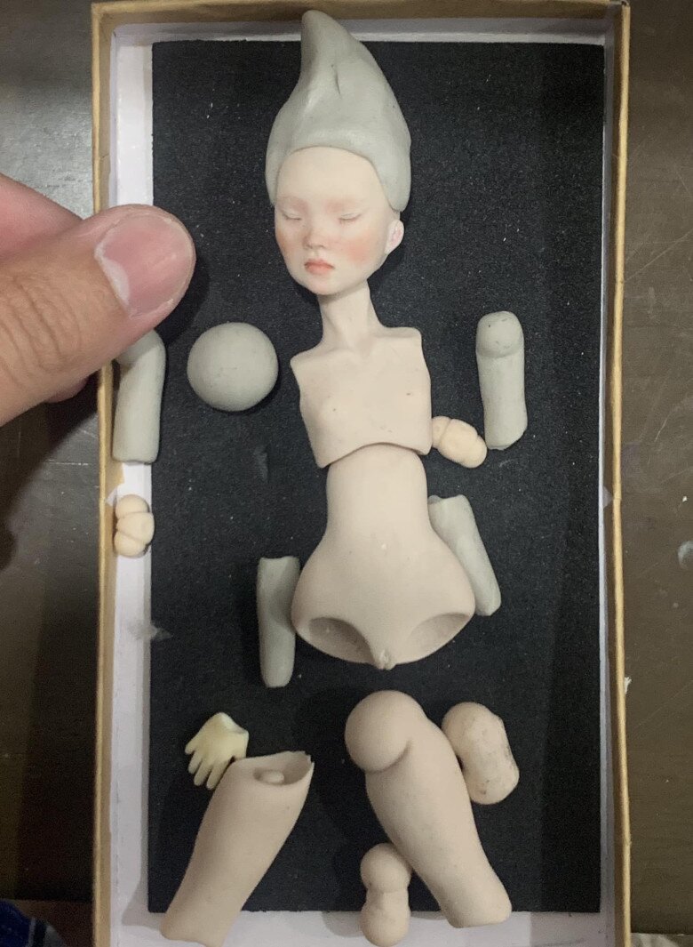 Quy trình tạo ra một em búp bê khớp cầu bao gồm phác thảo, nhào đất, tạo khung xương, nặn, nung, chà nhám, làm mịn, và cuối cùng là trang trí bằng cách tạo màu sắc, họa phần tóc, đường nét trên khuôn mặt và trang phục cho chúng.