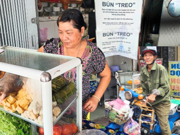 Kỳ lạ quán bún treo của “má Hồng" ở Sài Gòn: Chấp nhận lỗ vốn để trao sự tử tế cho người lao động nghèo...