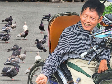 Ở Sài Gòn có một người đàn ông kỳ lạ, hơn 20 năm làm bạn, dành tiền bán vé số mua thức ăn cho chim trời