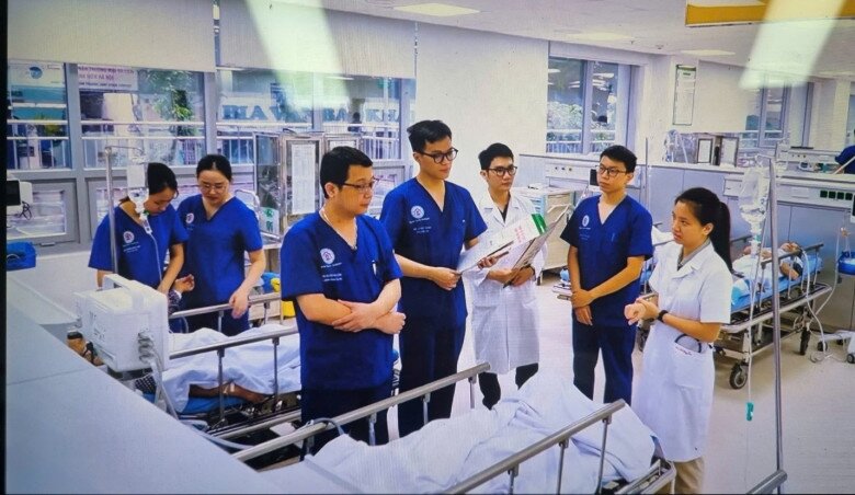 Các bác sĩ Khoa Cấp cứu, Bệnh viện TWQĐ 108 thăm khám cho bệnh nhân bị sốc nhiệt.