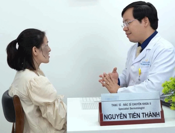 Bác sĩ Nguyễn Tiến Thành tư vấn điều trị miễn phí cho một nữ bệnh nhân bị nám. Ảnh: Lê Phương. 