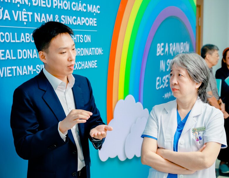 PGS Nguyễn Minh Châu chia sẻ với chuyên gia nước ngoài về kinh nghiệm vận động hiến, ghép giác mạc. 