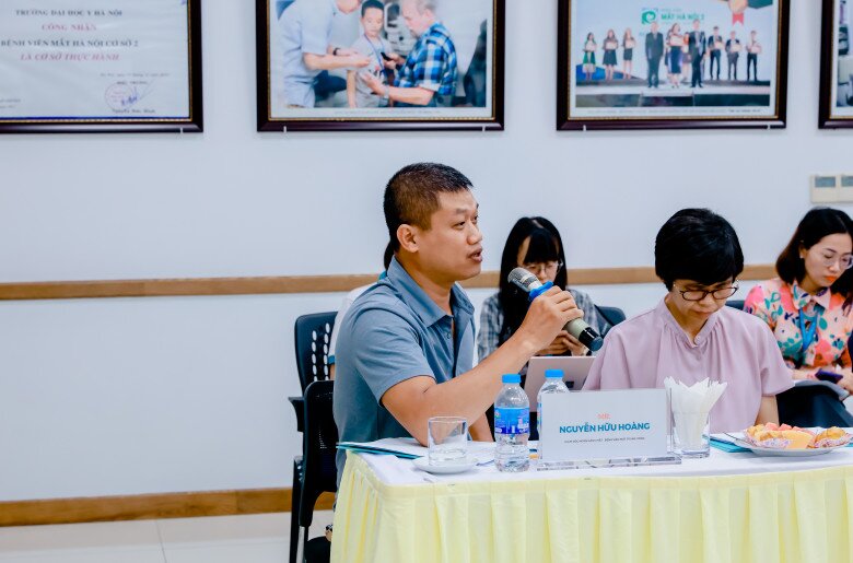 Bác sĩ Nguyễn Hữu Hoàng chia sẻ thông tin tại buổi tọa đàm. 