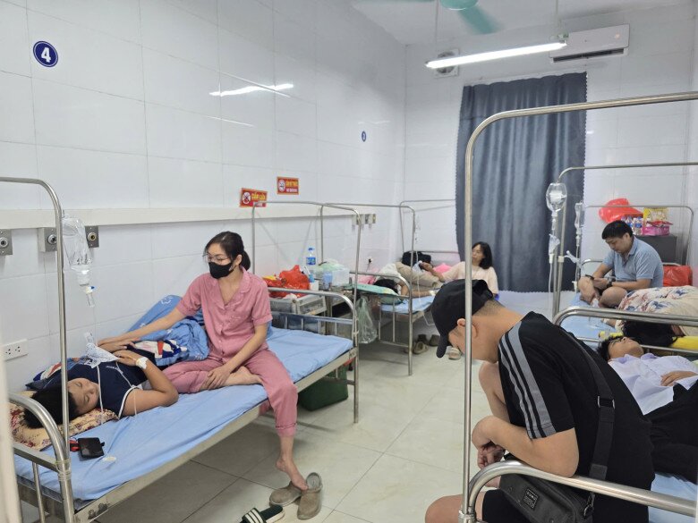 Các học sinh có dấu hiệu ngộ độc nặng được chuyển đến viện cấp cứu và điều trị.