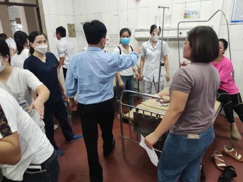 Uống nước ngọt miễn phí ngoài cổng trường, nhiều học sinh ở Hà Nội nghi ngộ độc, nhập viện cấp cứu - 1