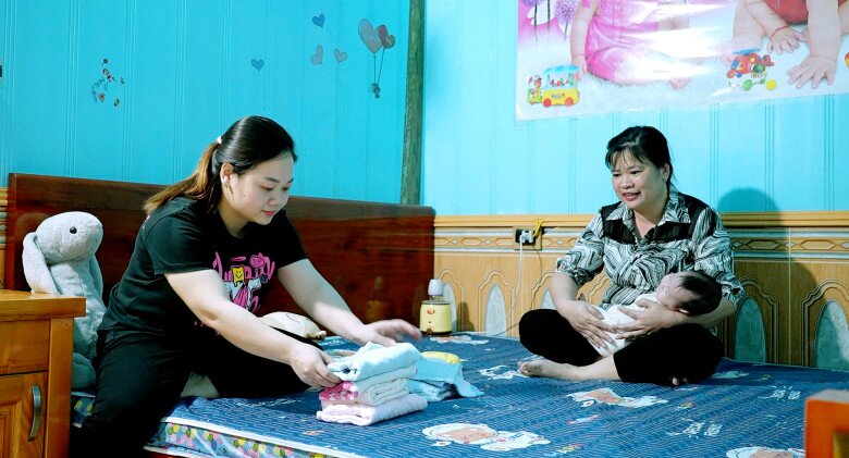 Trong hành trình tìm con của cô Phương Anh, mẹ chồng luôn đồng hành và yêu thương cô rất nhiều. Ảnh: NVCC. 