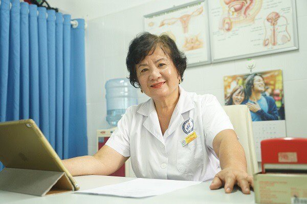 Doctor Kim Dung warns that women meticulously taking care of their private areas but doing it the wrong way is very dangerous. Photo: Le Phuong.