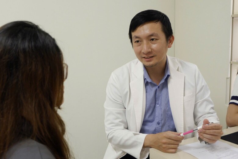 Bác sĩ Đoàn Dư Mạnh cho biết, mùa lạnh không chỉ người có bệnh nền, ngay cả người trẻ cũng có nguy cơ bị đột quỵ, vì thế hãy giữ ấm cơ thể để phòng bệnh.