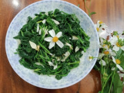 Sức khỏe - Loại cỏ mọc đầy bờ bụi xưa phát đi không hết, giờ là rau nhiều người tìm mua giá 50.000/kg, tốt cho sức khỏe