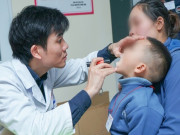 Sức khỏe - Bà nội đẩy xe lăn đưa cháu tới viện trong giá rét: “Tôi chỉ mong thấy được nụ cười và khuôn mặt trọn vẹn của cháu”