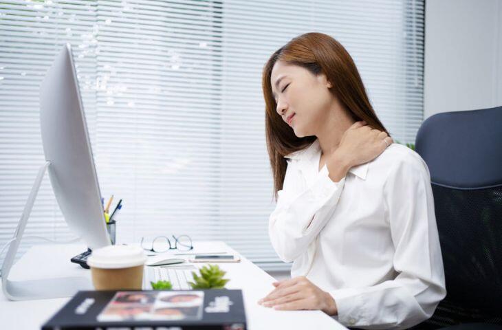 Bác sĩ Lộc khuyến cáo, mọi người không nên chủ quan kể cả với những cơn đau cổ vai gáy thông thường. Ảnh minh họa.