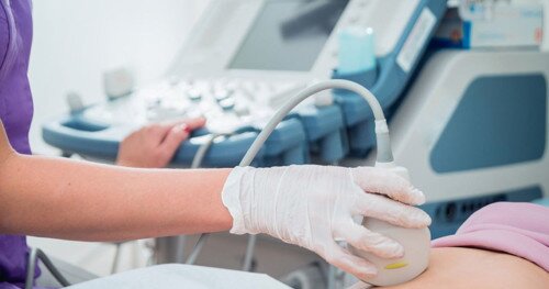 Các bác sĩ khuyến cáo, khi có bất thường ở vùng bụng dưới hãy đi khám để loại trừ nguyên nhân gây bệnh. Ảnh minh họa.