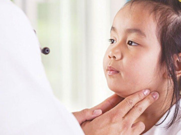 Từ dấu hiệu ở cổ, bé gái 11 tuổi đi khám phát hiện mắc căn bệnh khiến dậy thì muộn, chậm tăng trưởng