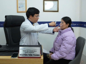 Nóng lòng làm đẹp để kịp ăn Tết, người phụ nữ mắt loang lổ như “cầy bạc má” phải cầu cứu bác sĩ