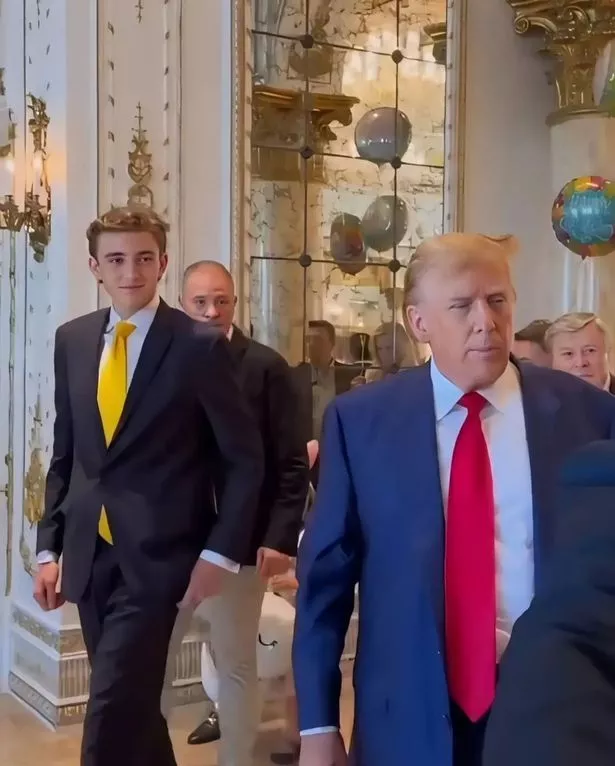 Ngay từ khi còn là một cậu bé, Barron Trump đã tự định hình phong cách cho bản thân và gây ấn tượng với công chúng khi luôn xuất hiện trong những bộ vest được may đo kỹ lưỡng và mái tóc được vuốt gọn bồng bềnh. 