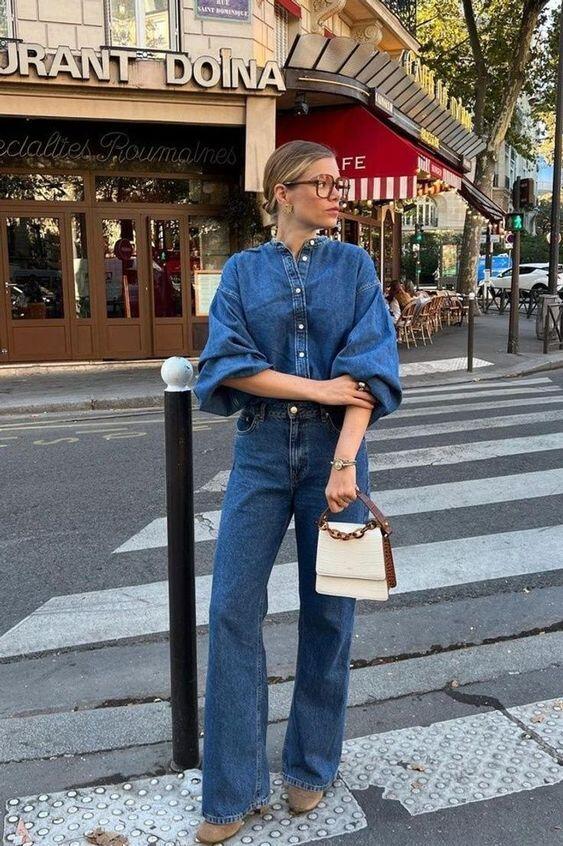 Những cô nàng Paris thường lựa chọn phối sơ mi denim với quần jeans để tạo nên bộ trang phục denim on denim cực chất