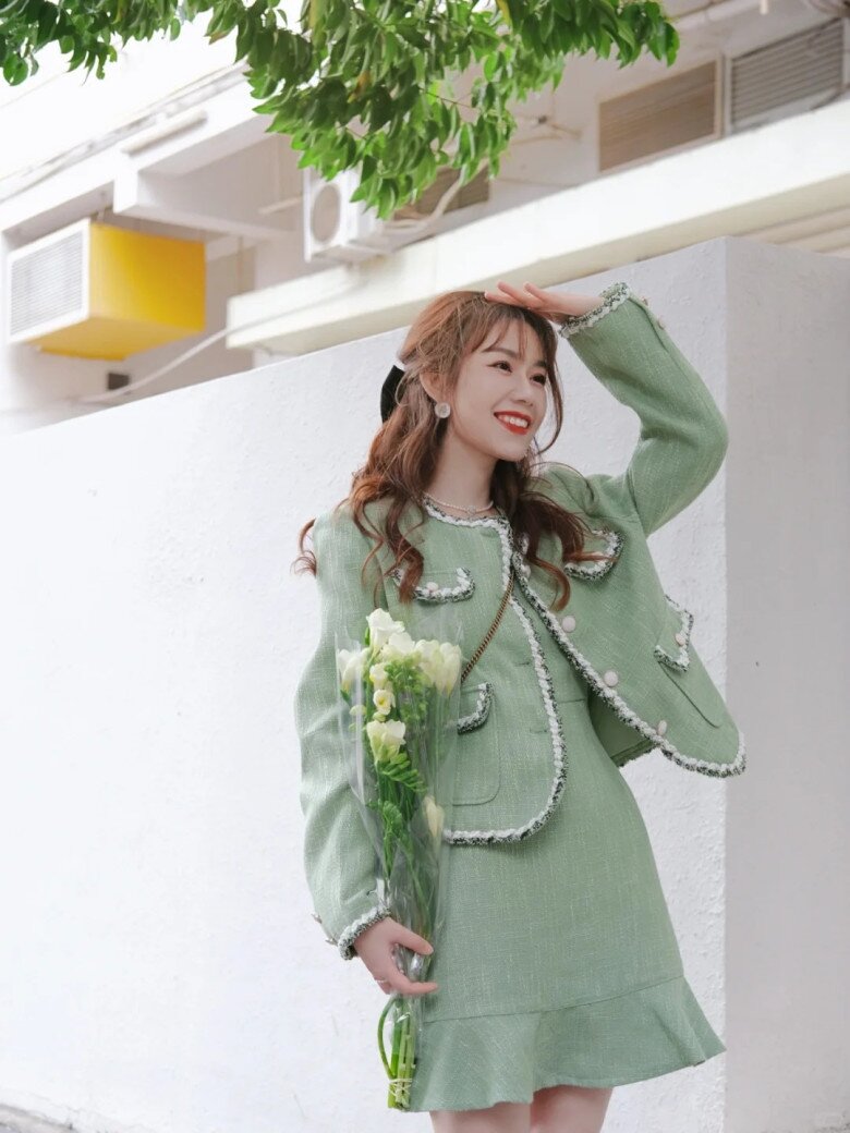 Một chiếc áo khoác vải tweed cùng váy liền thân đơn giản là đã có một bộ outfit xinh xắn cho phong cách thường ngày. Bạn cũng có thể phối thêm một đôi giày thể thao trắng và túi xách đơn giản để hoàn thiện vẻ ngoài hiện đại, trẻ trung.