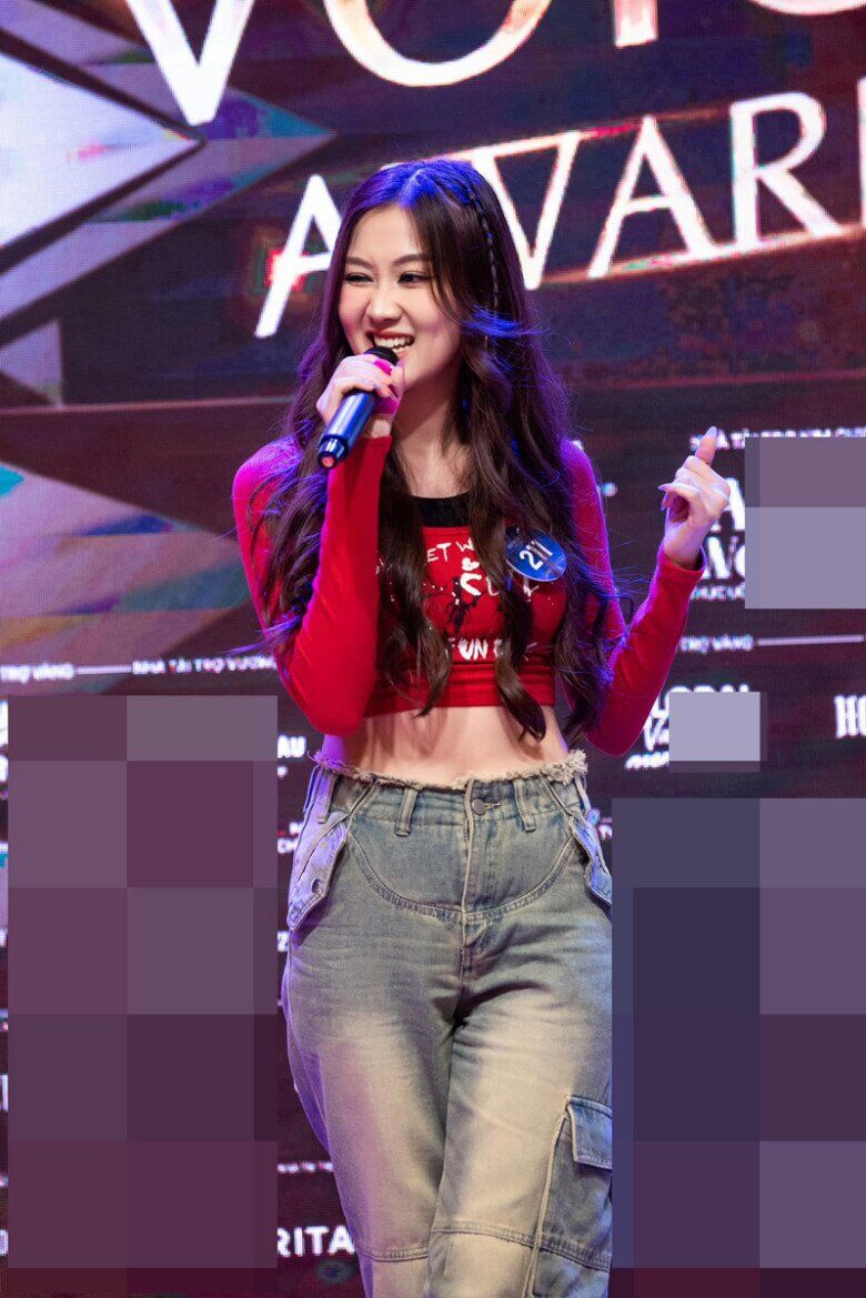 Thậm chí trong vòng thi Grand Voice khi còn là thí sinh, thay vì váy áo quyến rũ Quế Anh cũng lựa chọn outfit khá trẻ trung với quần jeans ống rộng và áo croptop dài tay lấy cảm hứng từ cô nàng Jennie trong Blackpink.  