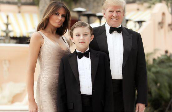 Nhờ sở hữu vẻ ngoài điển trai, Barron Trump từ khi còn nhỏ đã nhận được nhiều sự yêu mến của công chúng và có một lượng người hâm mộ riêng dù cuộc sống của cậu út nhà Trump hoàn toàn kín tiếng. 