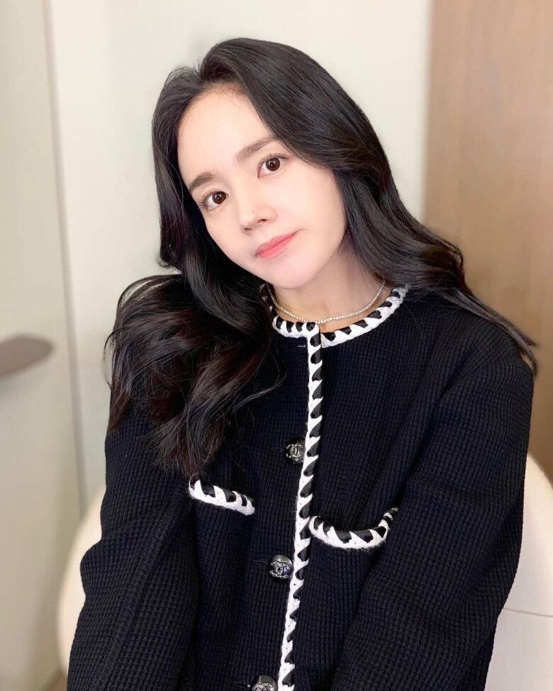 Han Ga In cũng khẳng định rằng:Vẻ đẹp thực sự không đến từ các sản phẩm chăm sóc bên ngoài, mà phải bắt đầu từ bên trong. Một cơ thể khỏe mạnh sẽ tự nhiên tỏa sáng qua làn da.