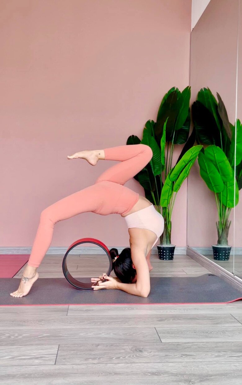 Nhờ vào việc cung cấp oxy đều đặn cho các cơ quan, yoga còn giúp thúc đẩy quá trình trao đổi chất và loại bỏ các chất độc hại trong cơ thể, từ đó làm chậm quá trình lão hóa da.