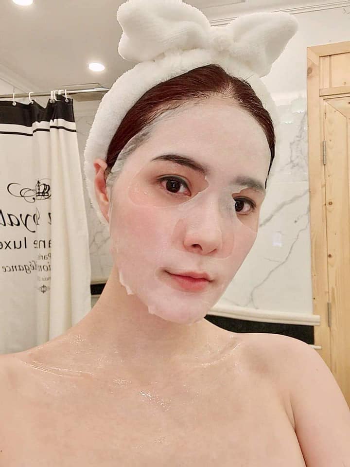 Để có được làn da như hiện tại, người đẹp chăm chỉ skincare mỗi ngày. 