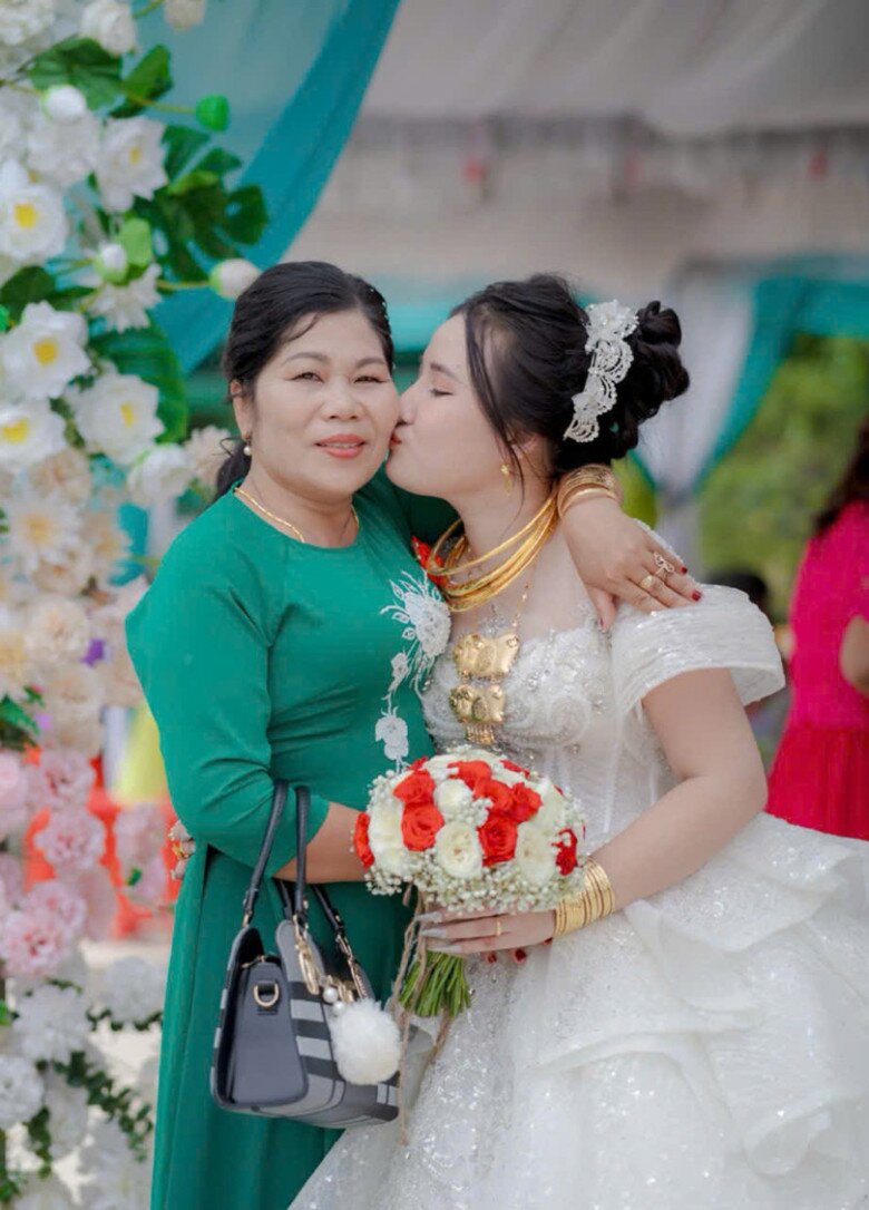 Kim Quyên và mẹ chồng.