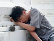 Yêu - Vợ cũ bất ngờ xuất hiện trong tang lễ của mẹ tôi, cô ấy đưa một thứ khiến tôi bật khóc ân hận