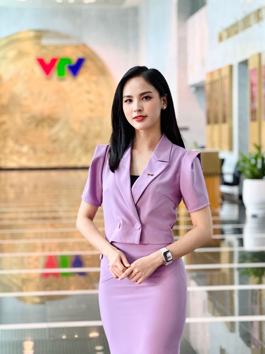 Quỳnh Nga được khán giả biết đến với vai trò MC, BTV dẫn chương trình truyền hình.