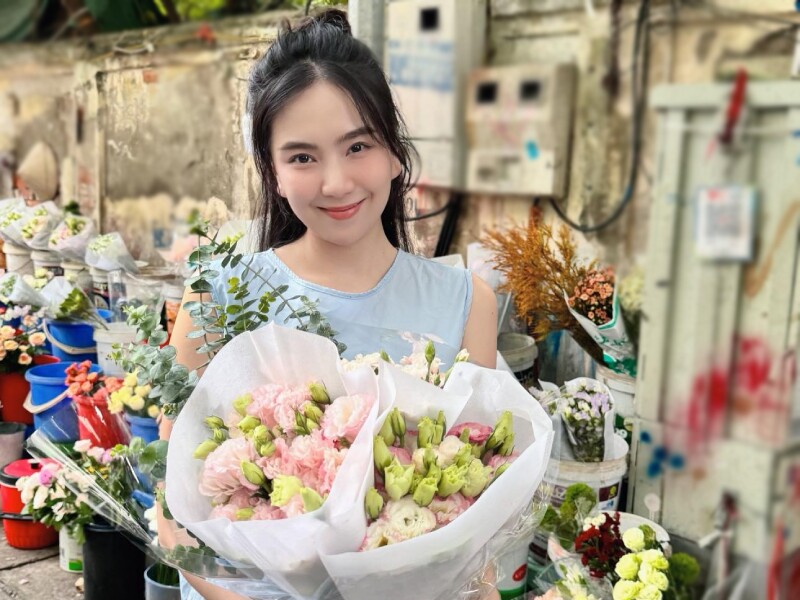 Sự tươi tắn của Mai Ngọc dù vừa vượt qua biến cố ly hôn chồng làm cho nhiều người cảm nhận cô đúng như câu nói: "Mọi cô gái đều là một bông hoa không vì ai mà nở rộ, cũng chẳng vì ai mà tàn úa". Đó cũng là quan điểm mà nữ MC rất tâm đắc.
