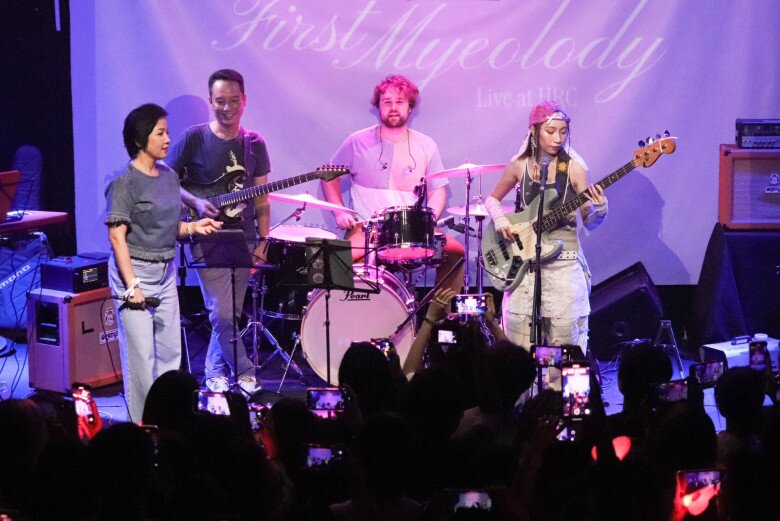 Vợ chồng Mỹ Linh - Anh Quân lên sân khấu biểu diễn cùng con.