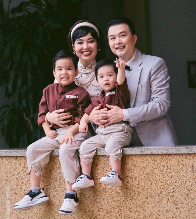 Sau 10 năm kết hôn, cặp đôi hạnh phúc bên 2 con trai.