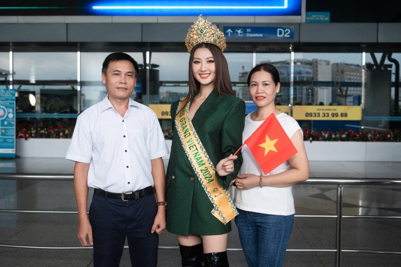 Quế Anh được bố mẹ tiễn lên đường dự thi Miss Grand International.