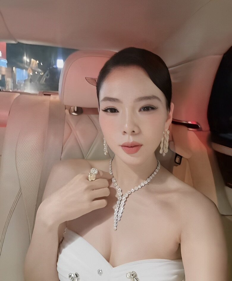 Nữ ca sĩ mệnh danh là bà trùm kim cương của showbiz Việt.