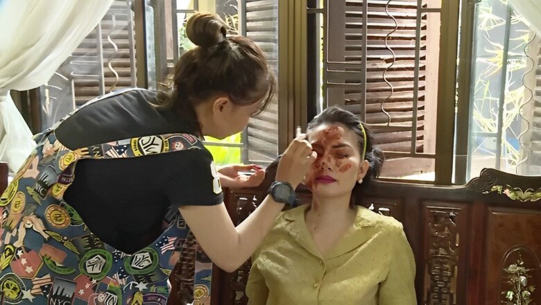 Ngọc Lan mất hơn 2 tiếng đồng hồ hóa trang khuôn mặt lành lặn, xinh đẹp thành biến dạng vì bị tạt axit. Thế chỗ cho làn da mịn màng chính là những vết sẹo chằng chịt đang rỉ máu khiến nữ diễn viên cũng phải hốt hoảng khi nhìn thấy. Nàng kiều nữ cho biết đây chính là tạo hình kinh dị nhất suốt sự nghiệp phim ảnh của cô.