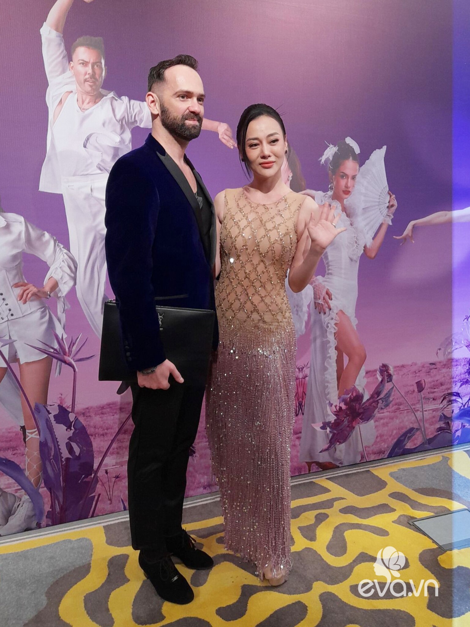 Phương Oanh tạo dáng bên cạnh bạn nhảy ngoại quốc.