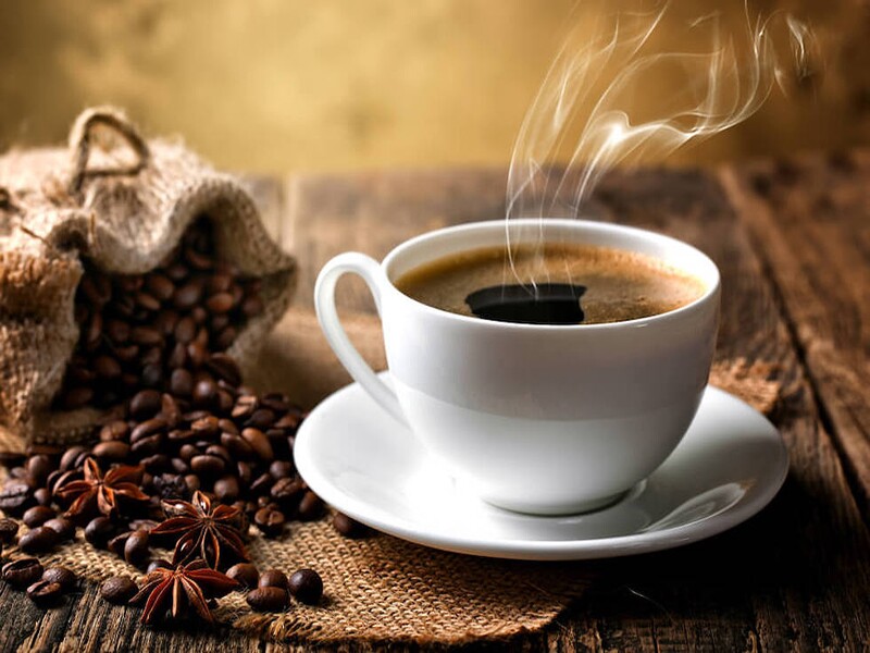 Cà phê cũng chứa caffein, có tác dụng làm tăng nhịp tim và tăng huyết áp tạm thời. Ở mỗi người, thời gian cơ thể dung nạp caffein sẽ có sự khác nhau, thường là trong vòng 30 phút sau khi uống.