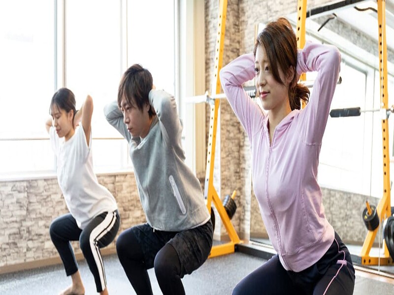 Tập Aerobic là môn thể thao bao gồm chạy bộ, đi xe đạp, bơi lội, tập theo nhạc…. Những bài tập này yêu cầu người tập phải nhịp nhàng, di chuyển nhanh để tăng nhịp tim. 