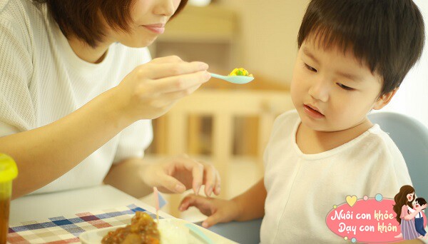 Kén ăn là một trong những thói quen phổ biến ở trẻ nhỏ.