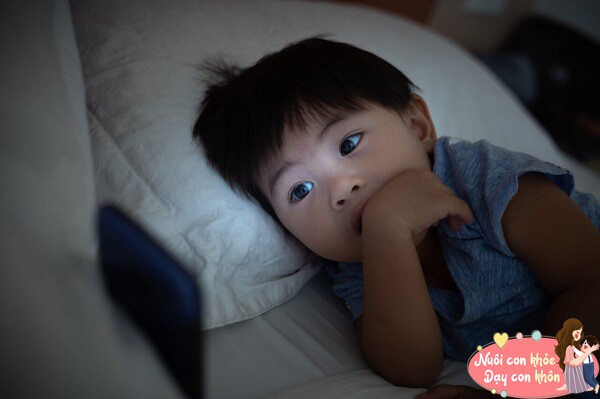 Thường xuyên thức khuya.