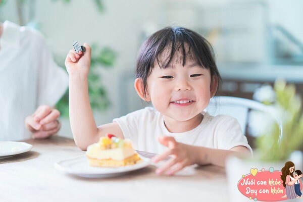 Ăn nhiều đồ ăn vặt.