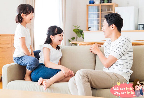 Thường xuyên trò chuyện, vui chơi cùng con.