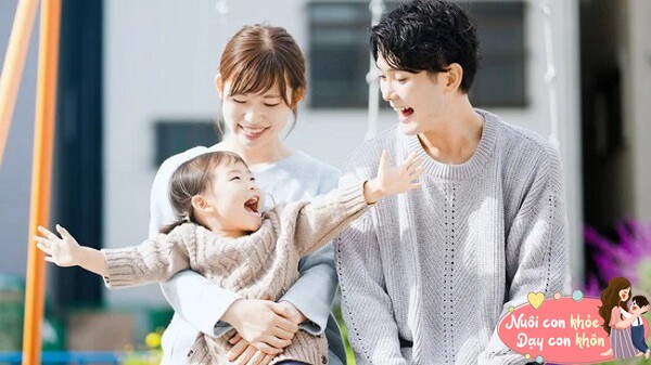 Cách cư xử của bố mẹ quan trọng đối với con.