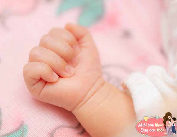 Ngón đeo nhẫn dài hơn ngón trỏ.