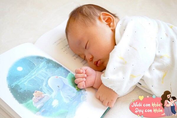 Trẻ từ 0-4 tuổi là giai đoạn phát triển đỉnh cao của trung tâm thính giác (thùy thái dương) và trung tâm thị giác (thùy chẩm).